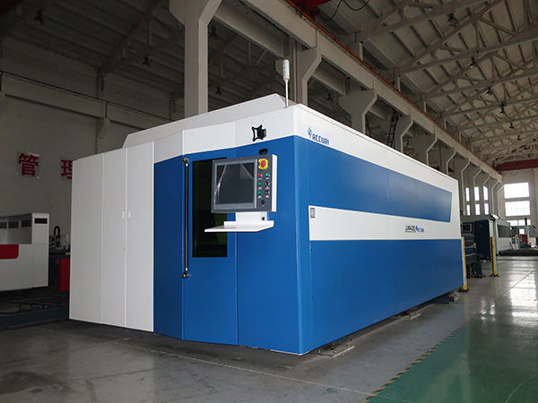 Jenis Terbuka 700W Mesin Pemotongan Serat Laser CNC untuk Lembaran Logam 3015